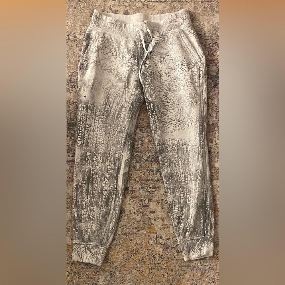 Lululemon Athletica Gray and White sweatpants joggers